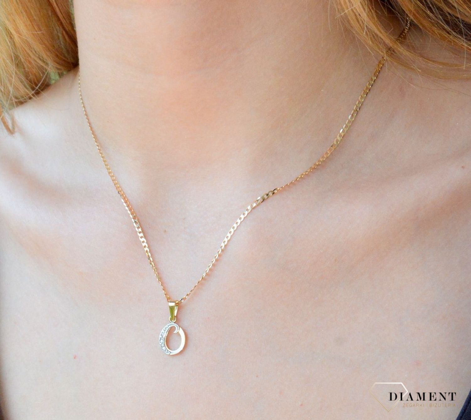 Złota zawieszka 585 literka O ozdobiona cyrkonią Z-98 O. Złoty wisiorek próby 585. Wisiorek literka z cyrkoniami. Zawieszka złota do łańcuszka literka N. Literka zawieszka idealny pomysł na prezent..jpg